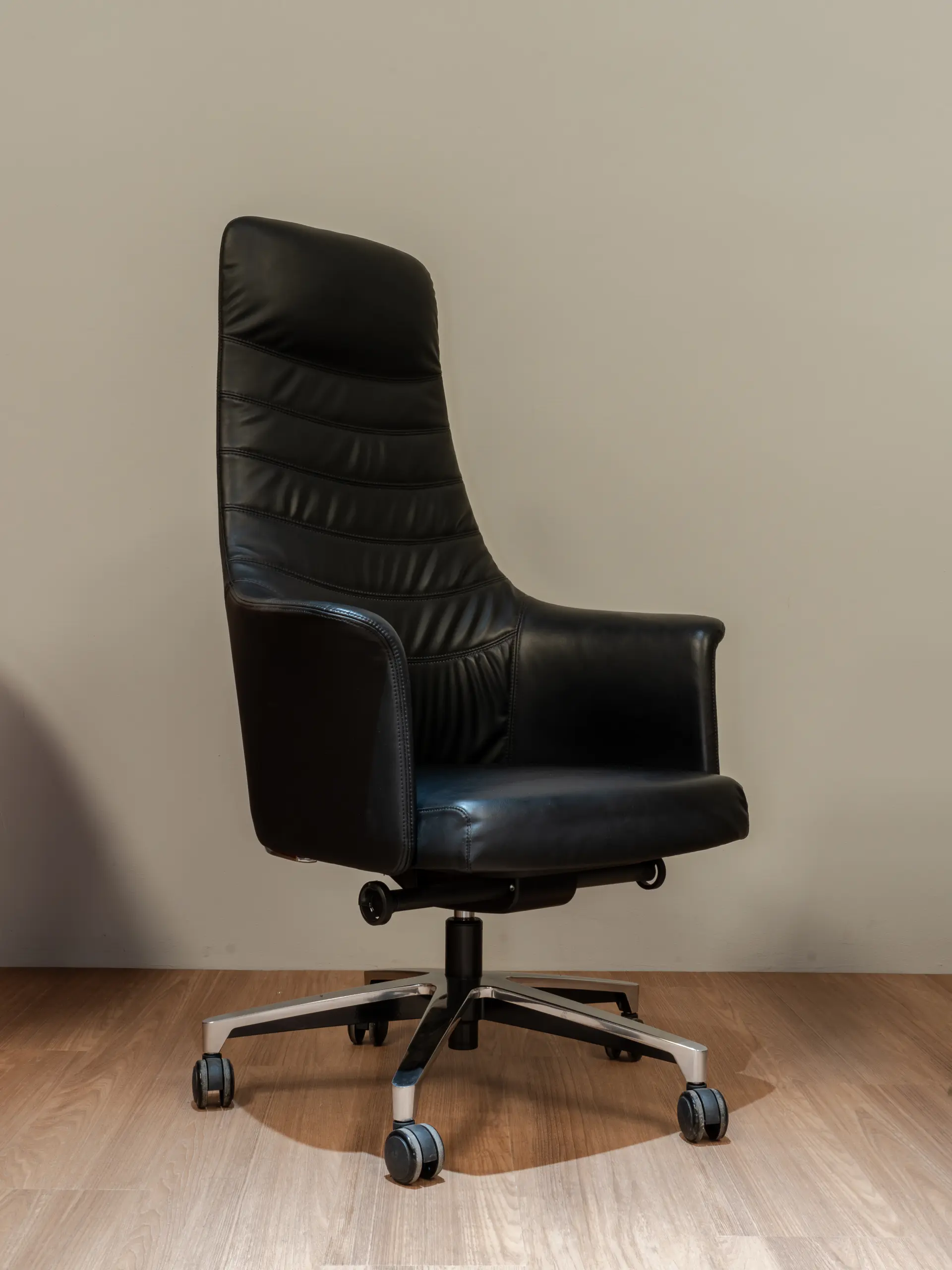 DSC00554-HDR-scaled-1.webp Stratus Grand Executive Chair - Image 1
